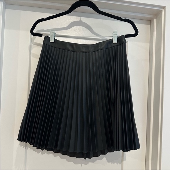 Express black pleated faux leather mini skirt with zipper back - Picture 3 of 4